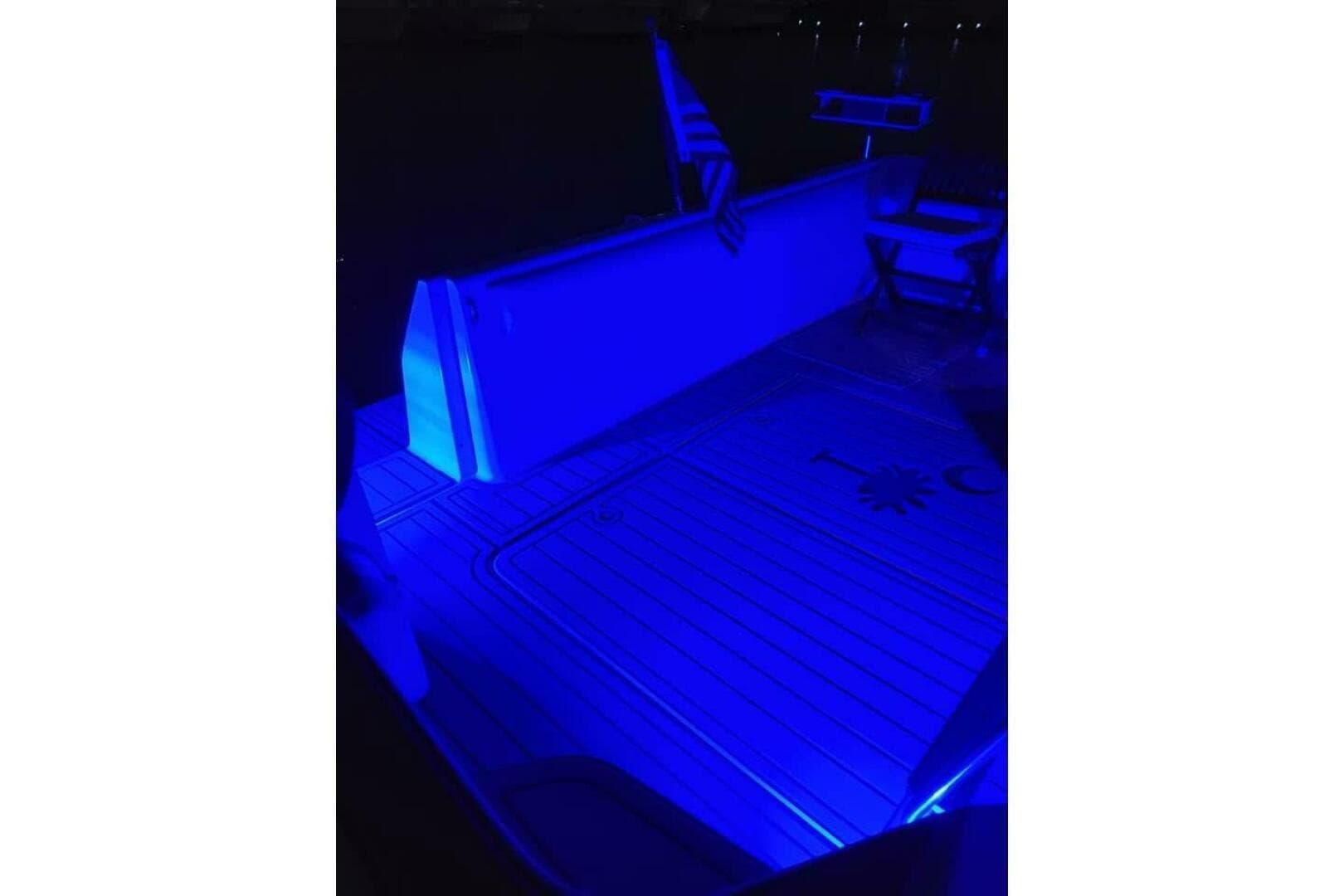 1996 Carver 320 Voyager — photo 31