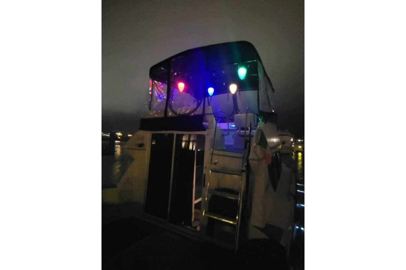 1996 Carver 320 Voyager — photo 36