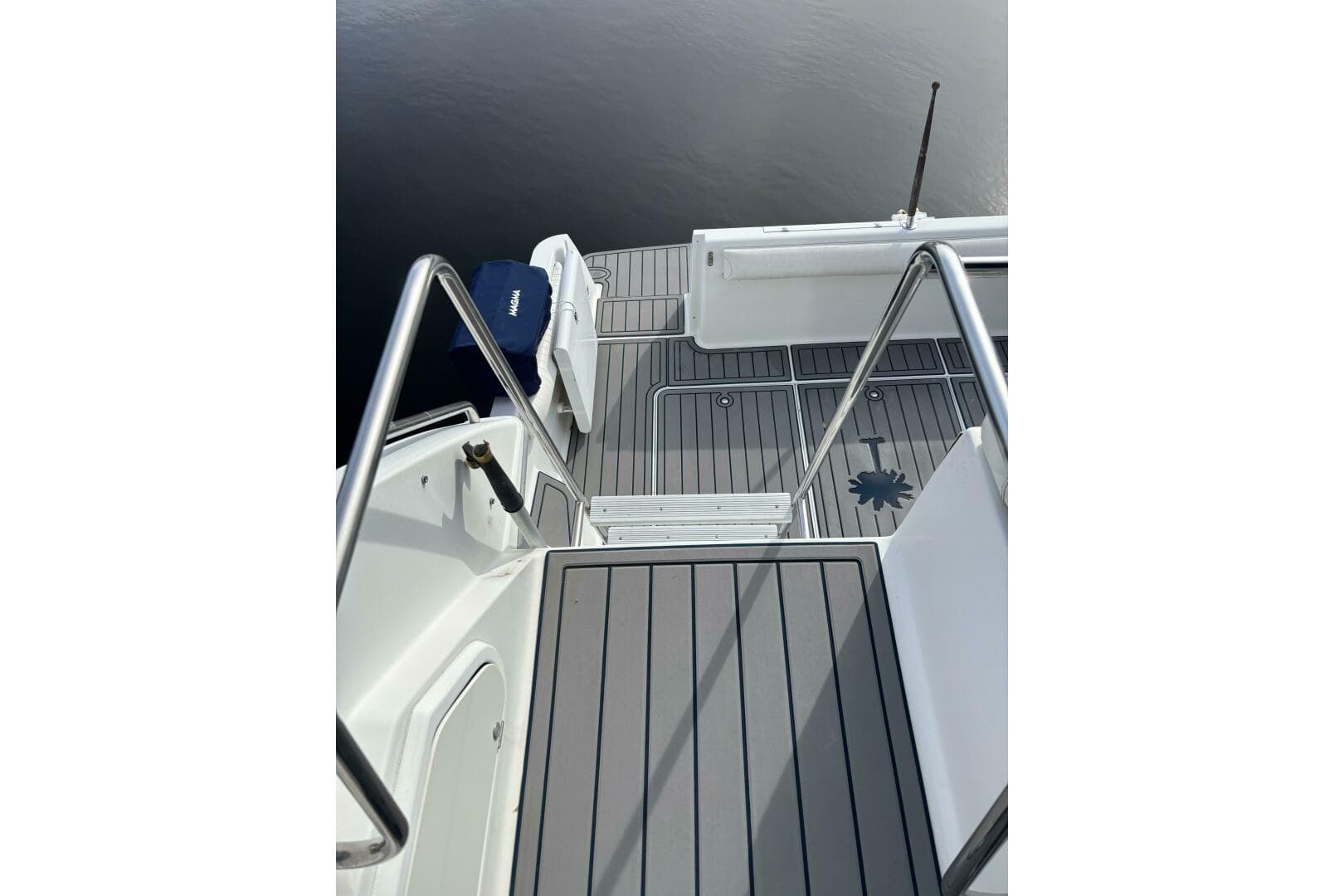 1996 Carver 320 Voyager — photo 22