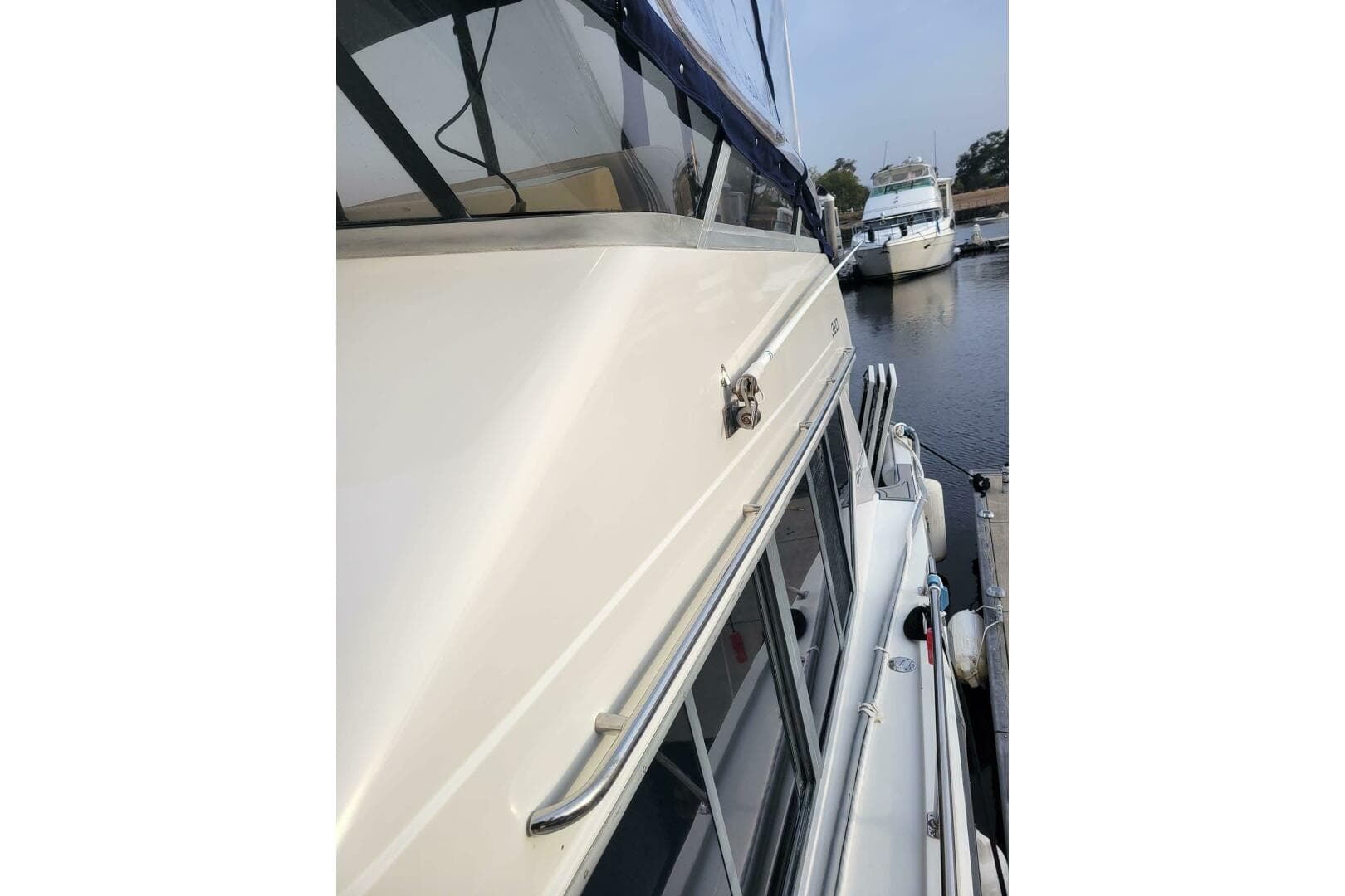 1996 Carver 320 Voyager — photo 9