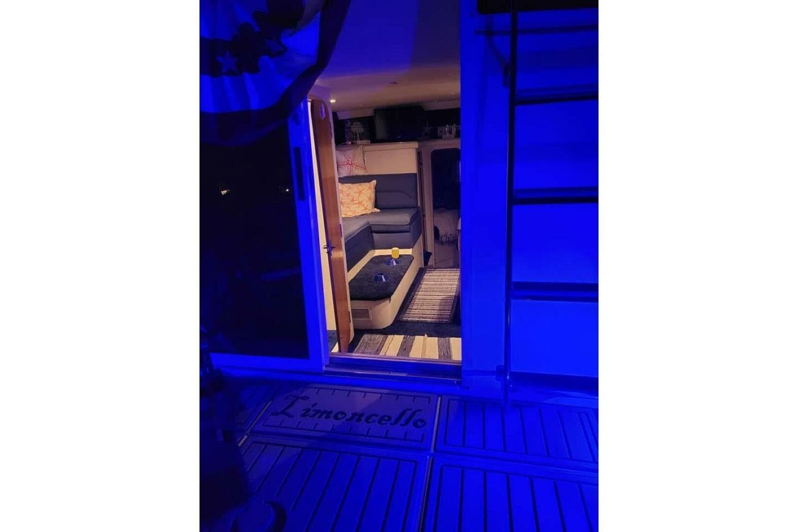 1996 Carver 320 Voyager — photo 30