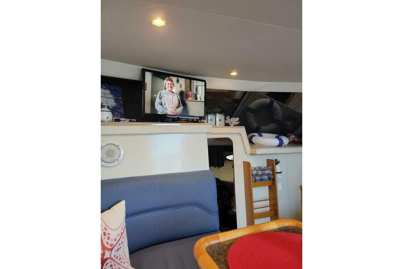 1996 Carver 320 Voyager — photo 43