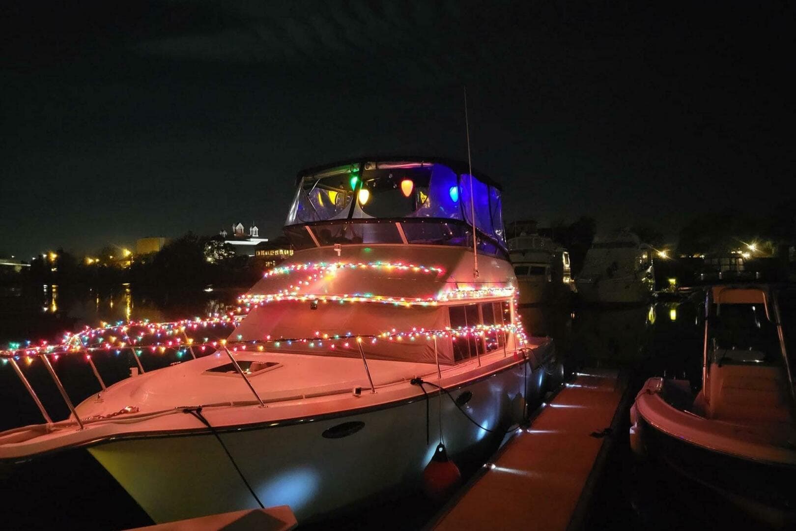 1996 Carver 320 Voyager — photo 34