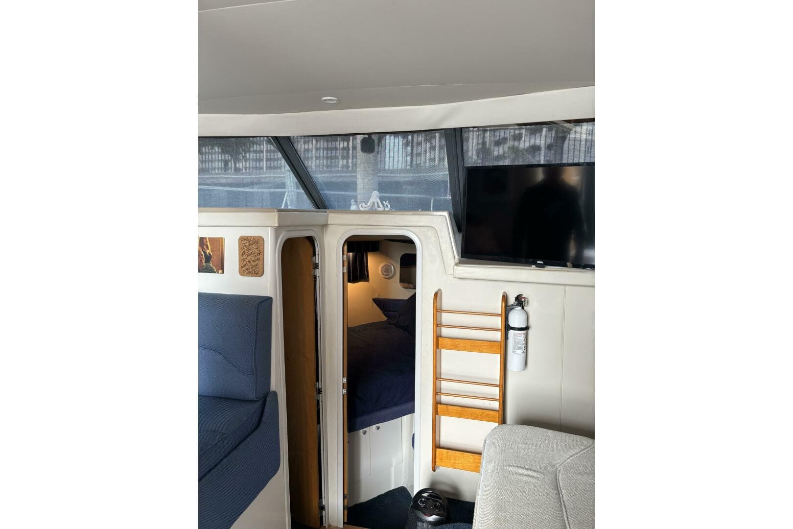 1996 Carver 320 Voyager — photo 46