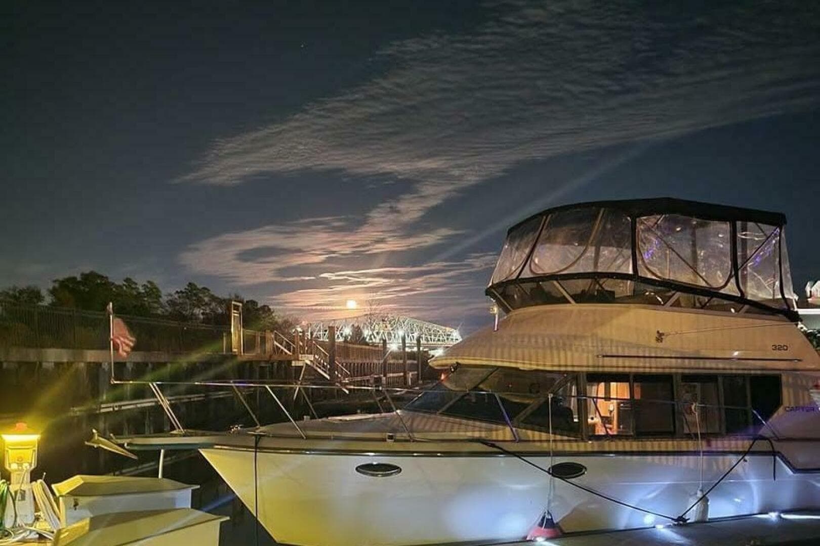 1996 Carver 320 Voyager — photo 28
