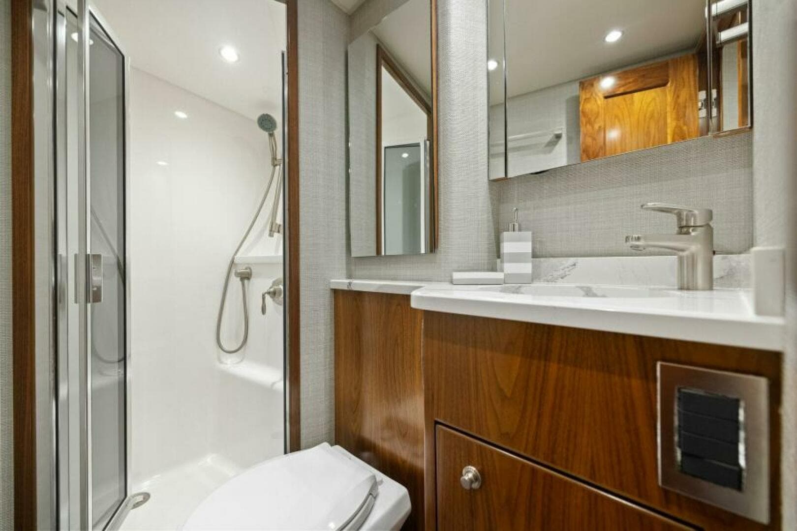 2021 Viking 68 Convertible — photo 57