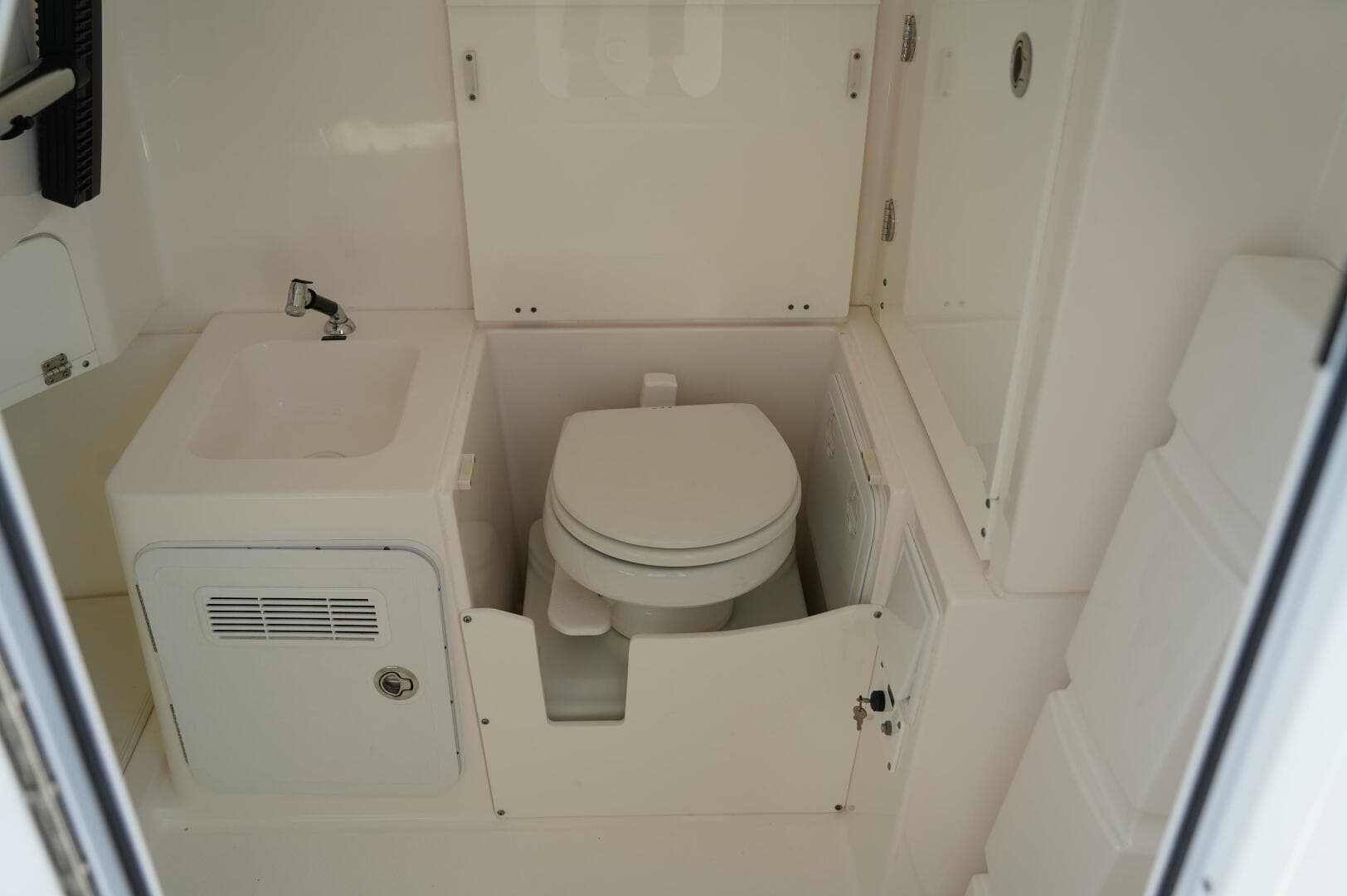 2017 Everglades 355 Ccx — photo 23