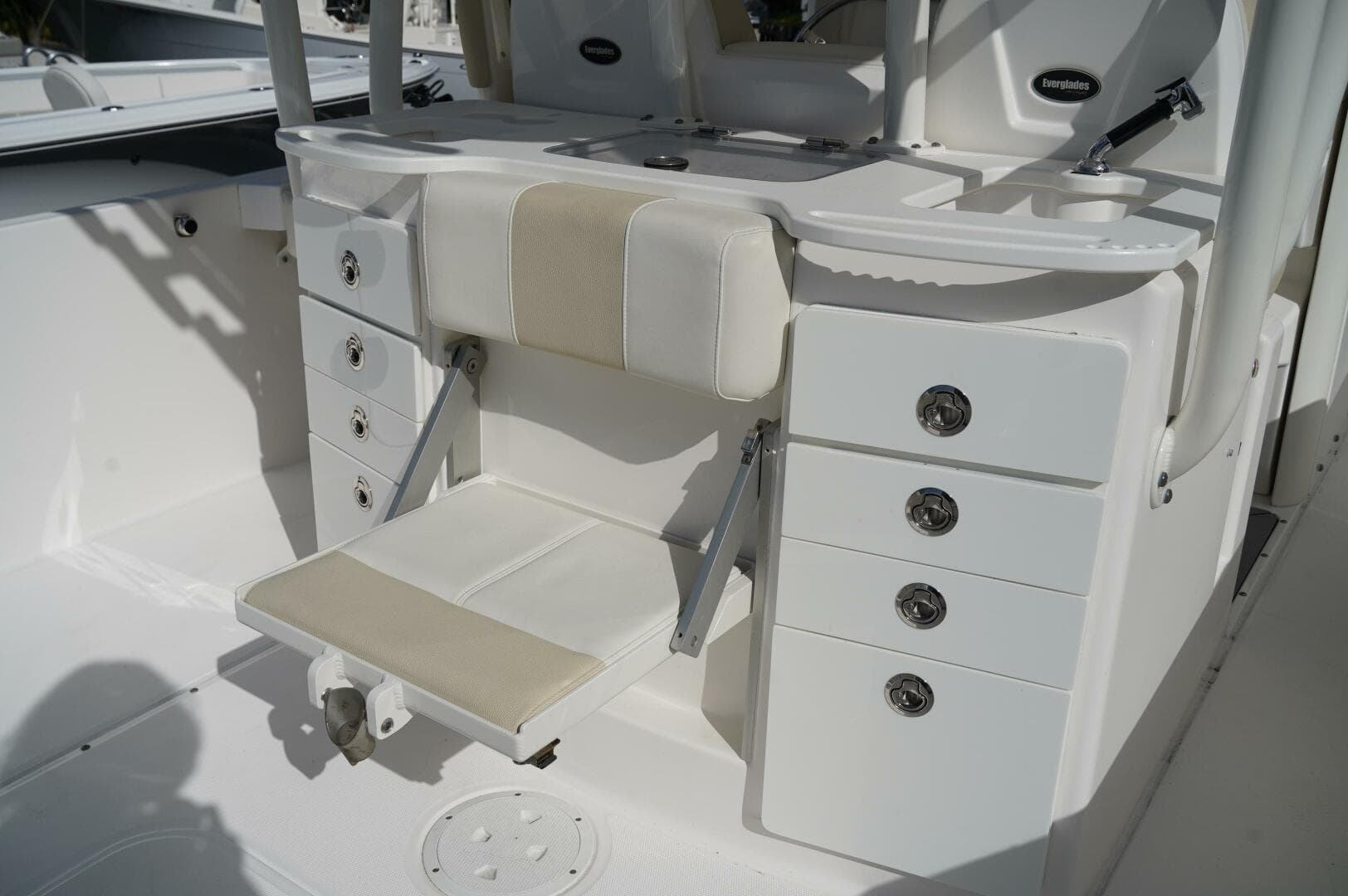 2017 Everglades 355 Ccx — photo 11