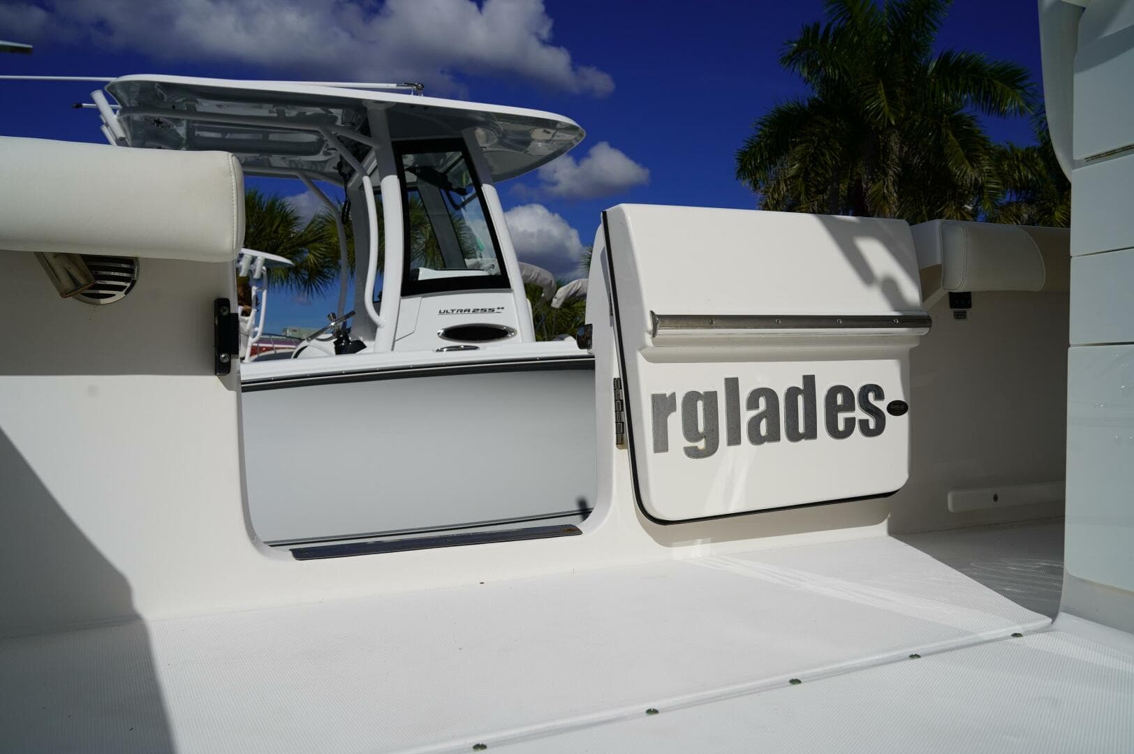 2017 Everglades 355 Ccx — photo 27