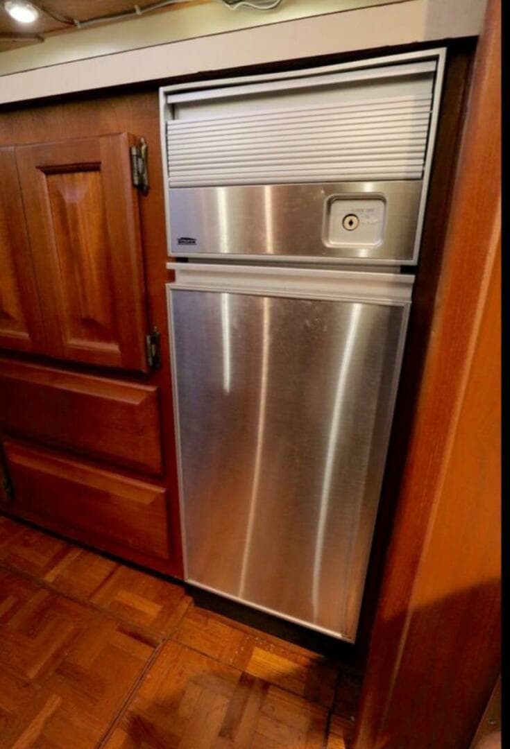 1987 Viking 48 — photo 45