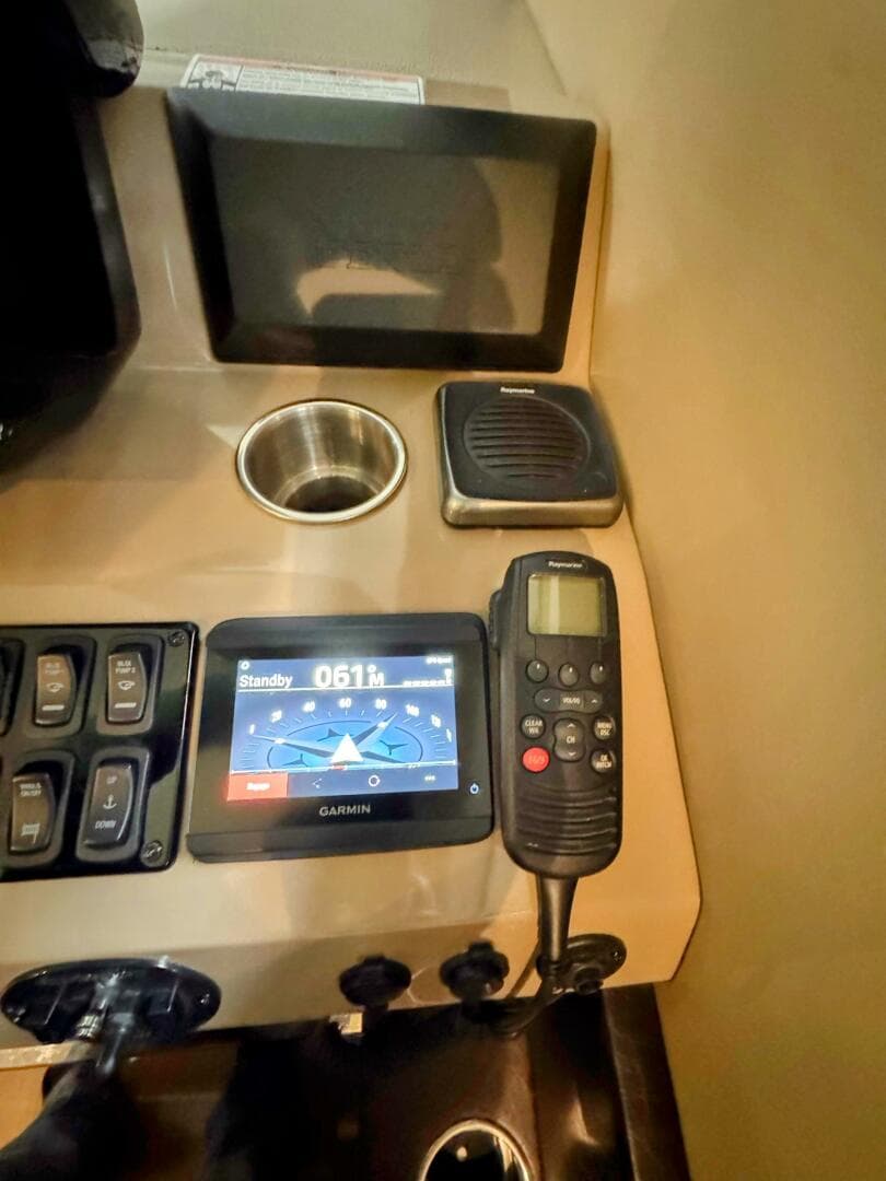 2017 Carver C37 — photo 45