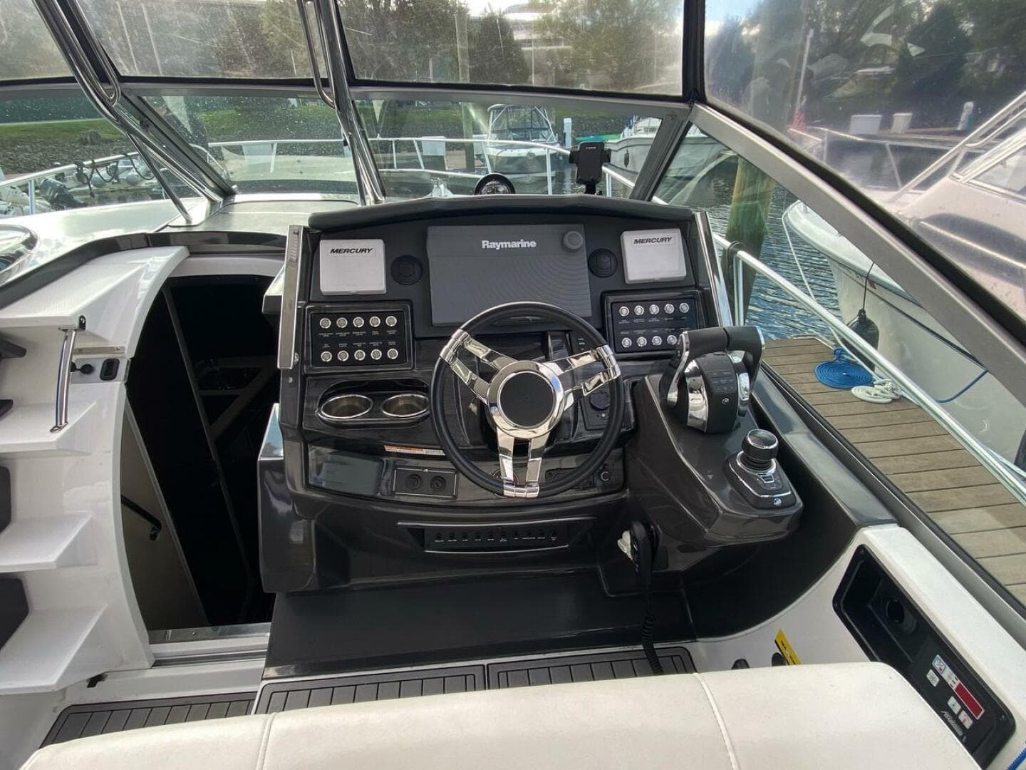 2017 Monterey 335S — photo 3