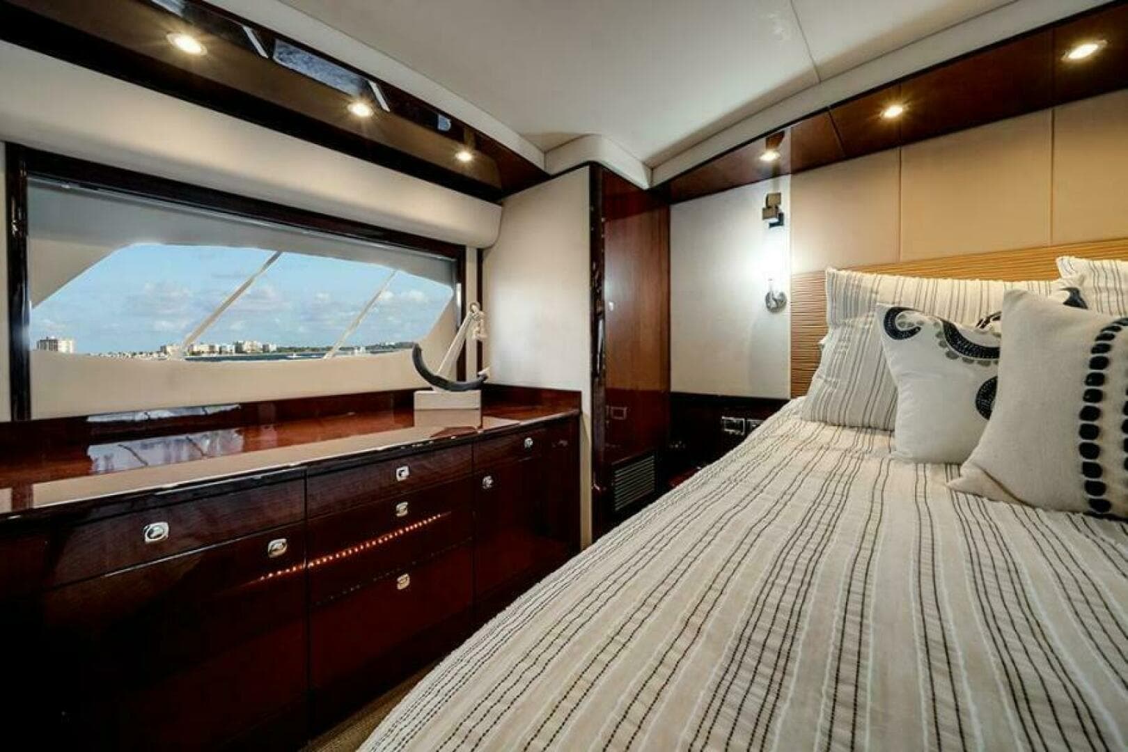 2012 Sea Ray 610 Sundancer — photo 36