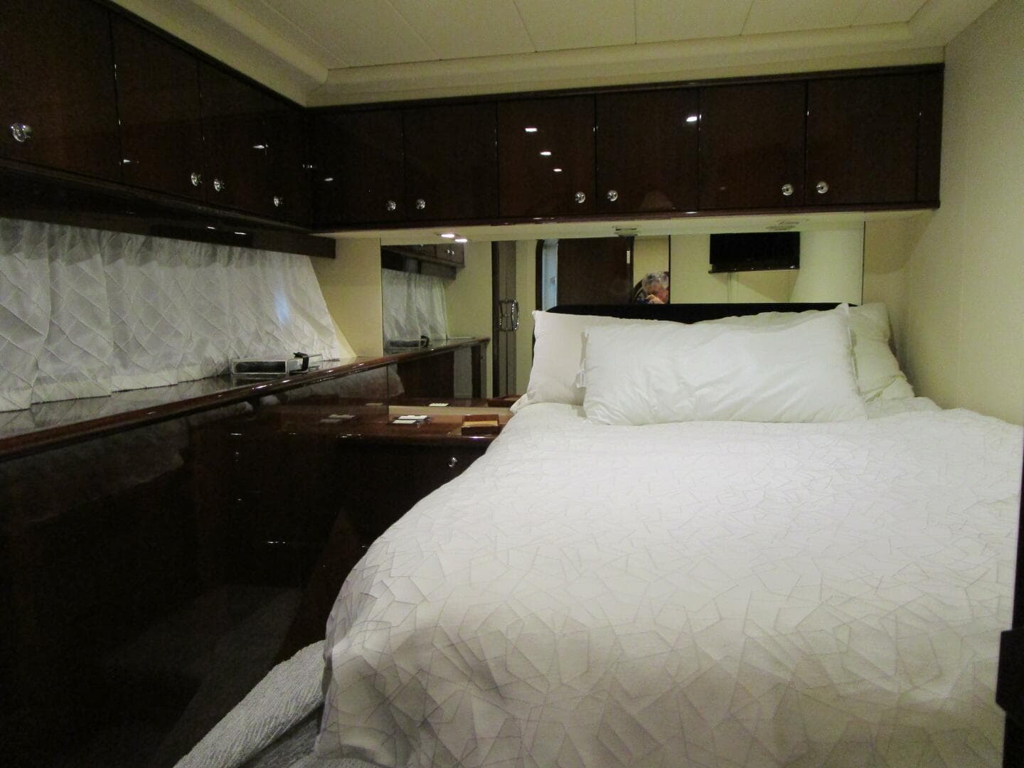 2005 Neptunus Enclosed Skylounge — photo 44