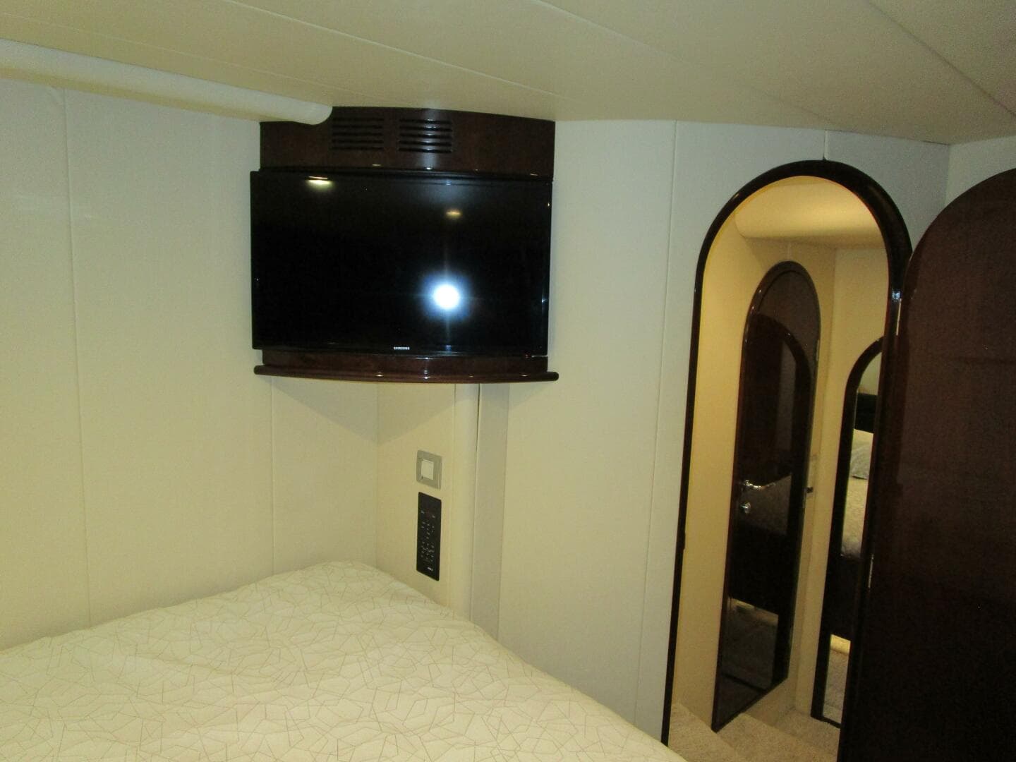 2005 Neptunus Enclosed Skylounge — photo 45