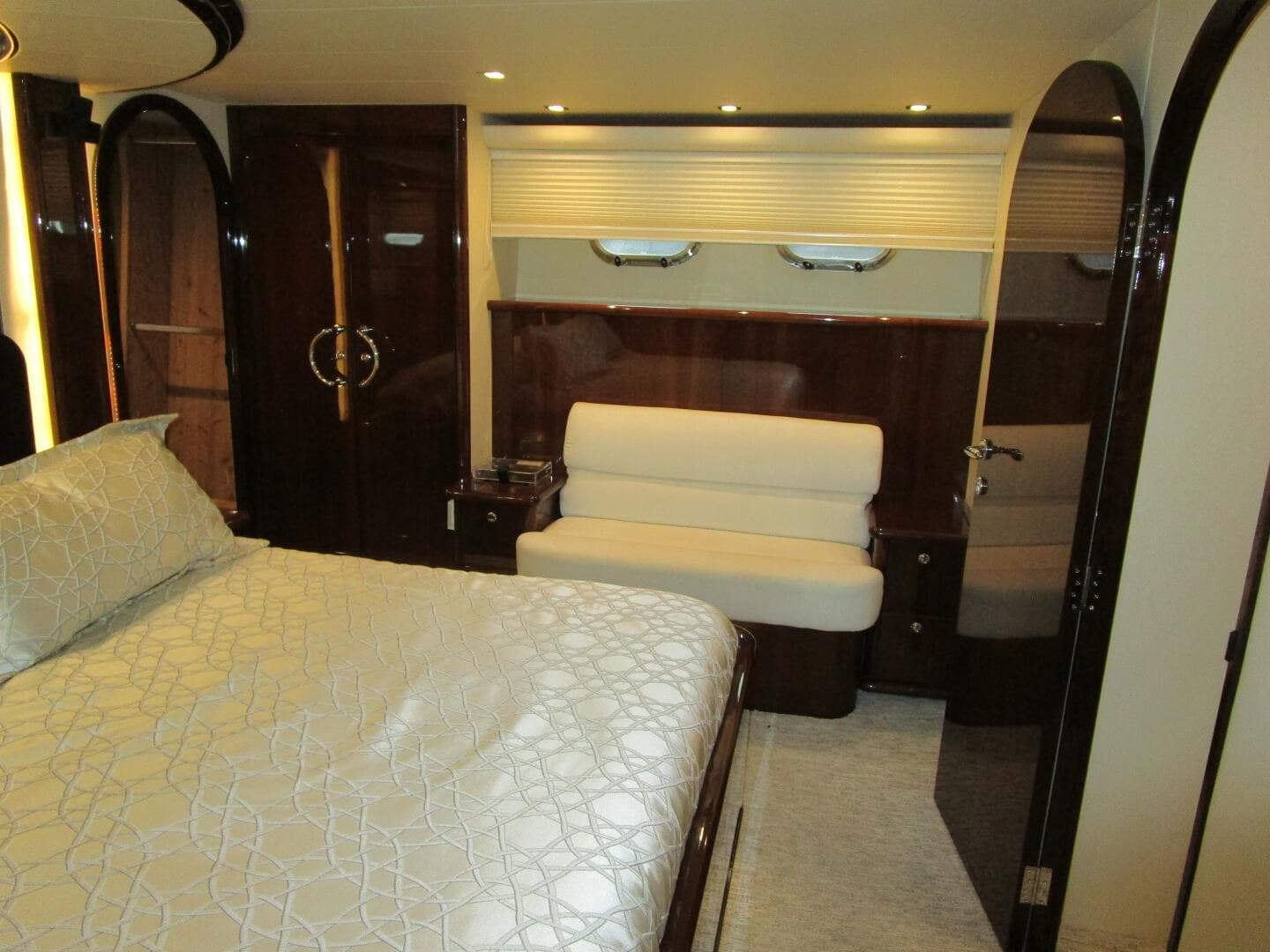 2005 Neptunus Enclosed Skylounge — photo 50