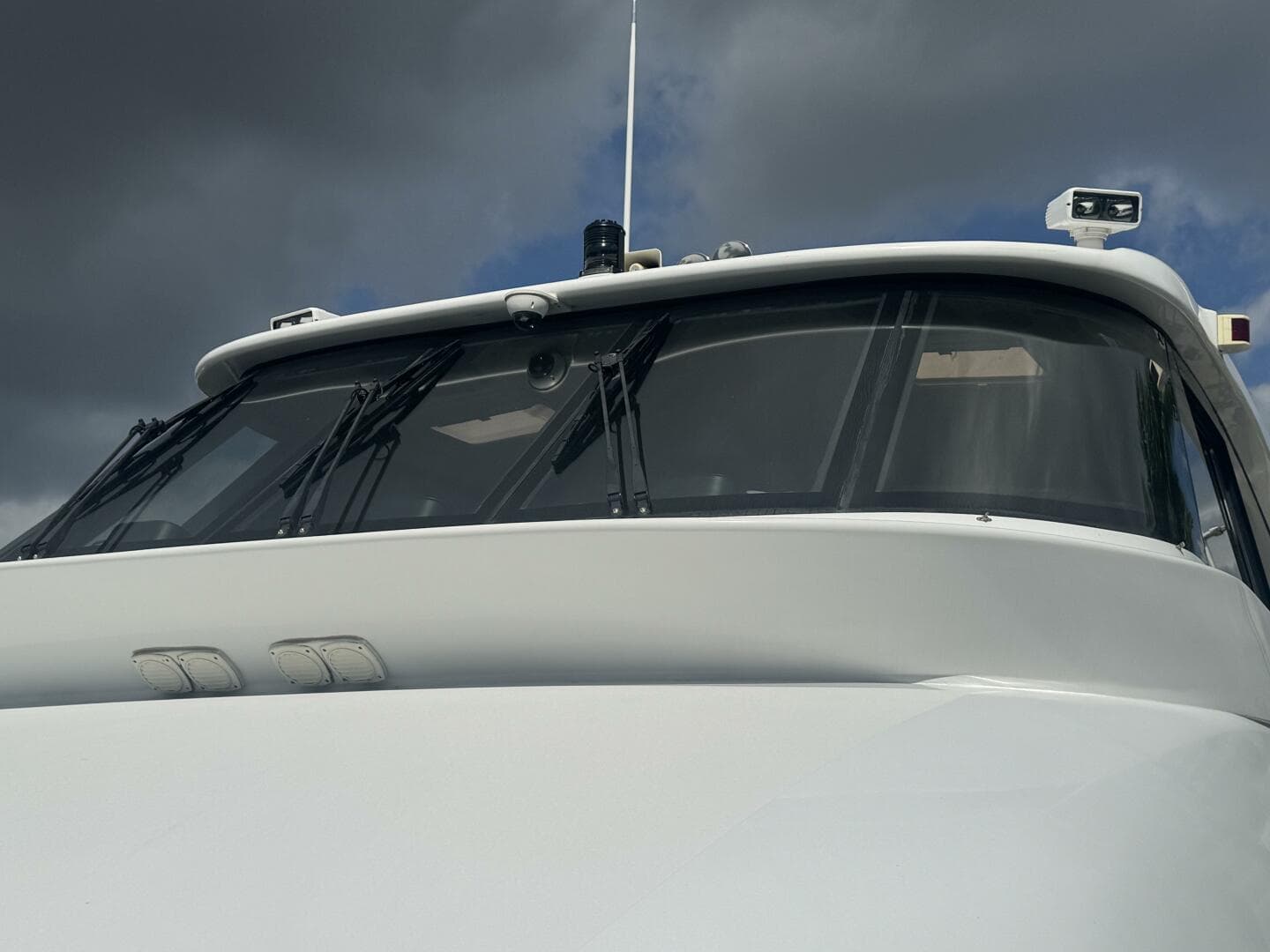 2005 Neptunus Enclosed Skylounge — photo 59