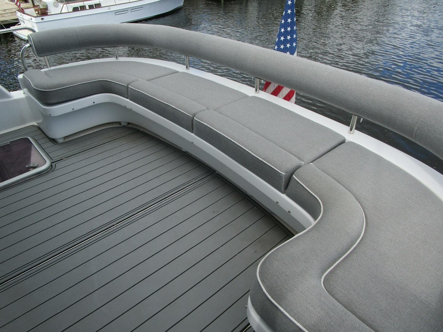 2005 Neptunus Enclosed Skylounge — photo 28