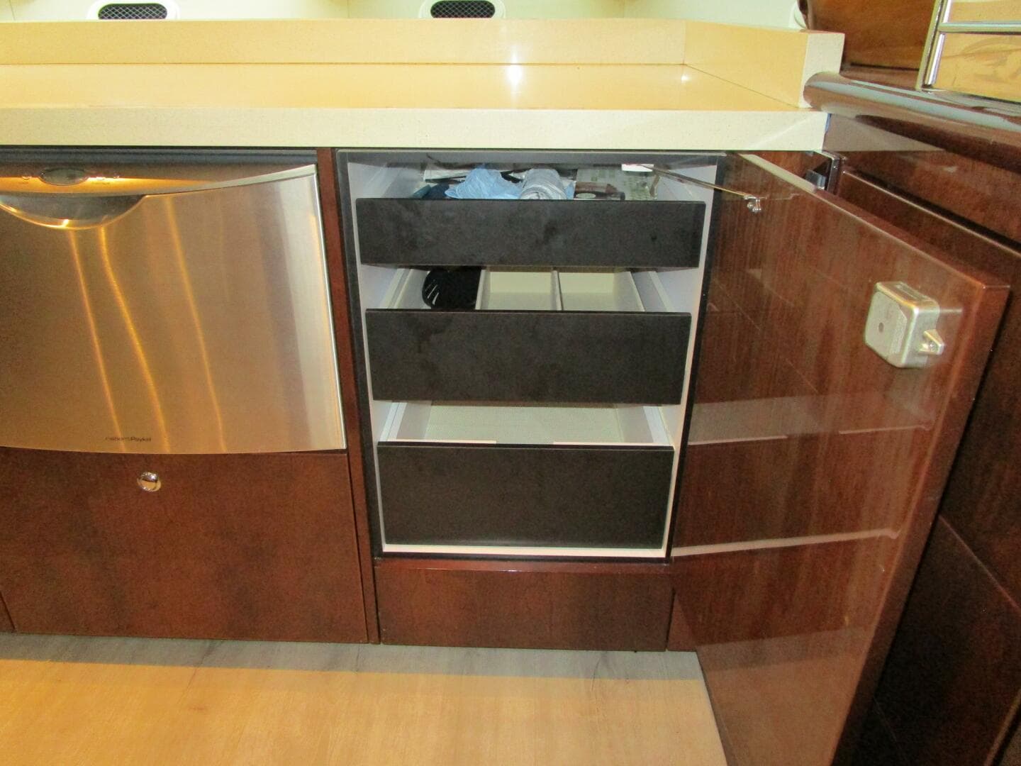 2005 Neptunus Enclosed Skylounge — photo 14