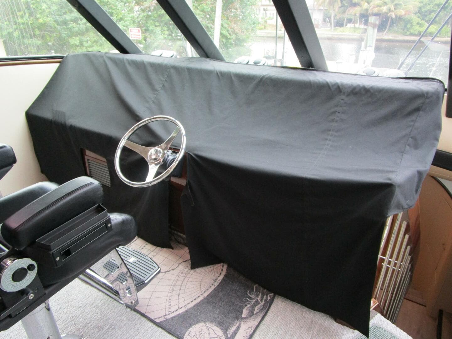 2005 Neptunus Enclosed Skylounge — photo 27