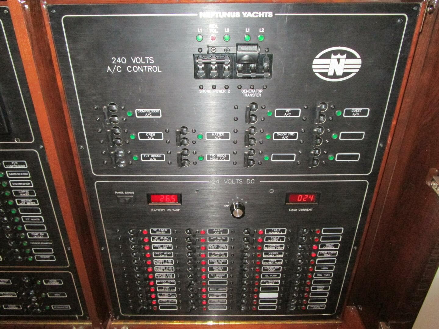 2005 Neptunus Enclosed Skylounge — photo 35