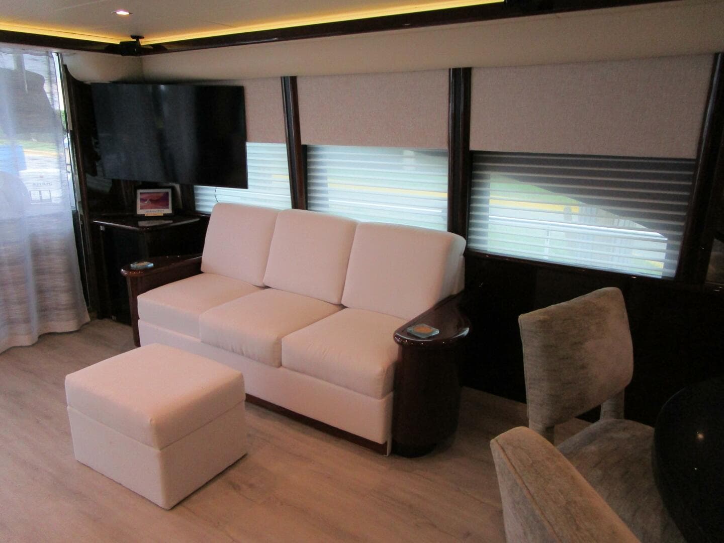 2005 Neptunus Enclosed Skylounge — photo 4