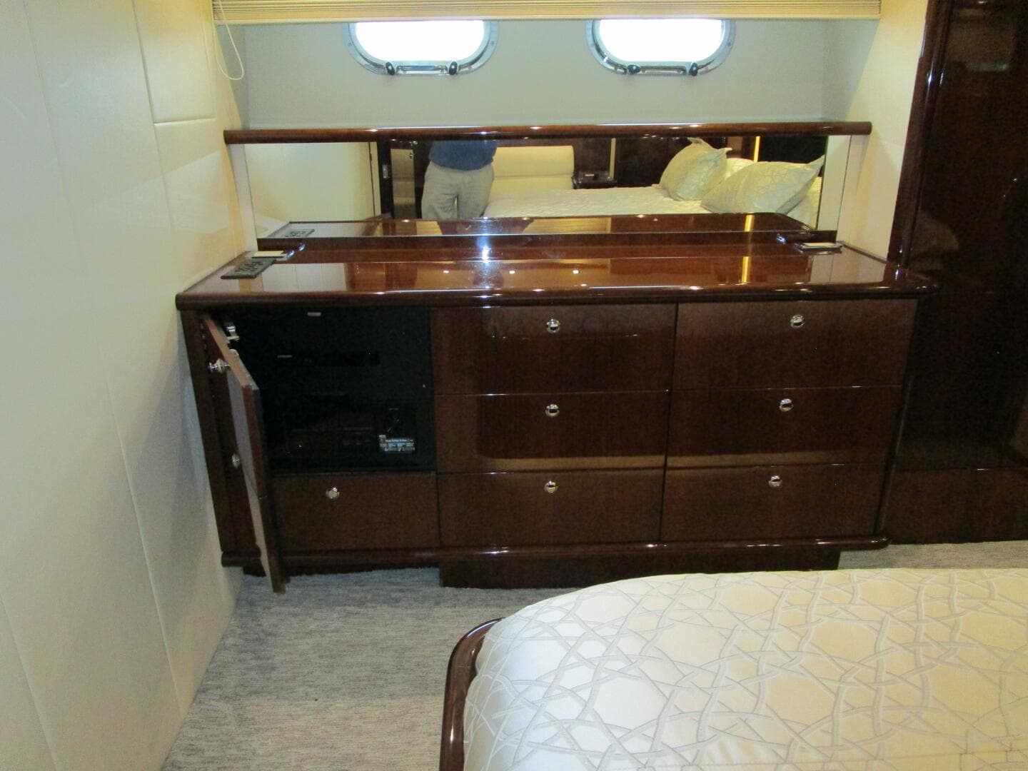 2005 Neptunus Enclosed Skylounge — photo 52