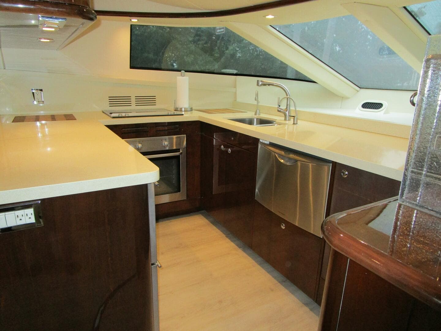 2005 Neptunus Enclosed Skylounge — photo 9