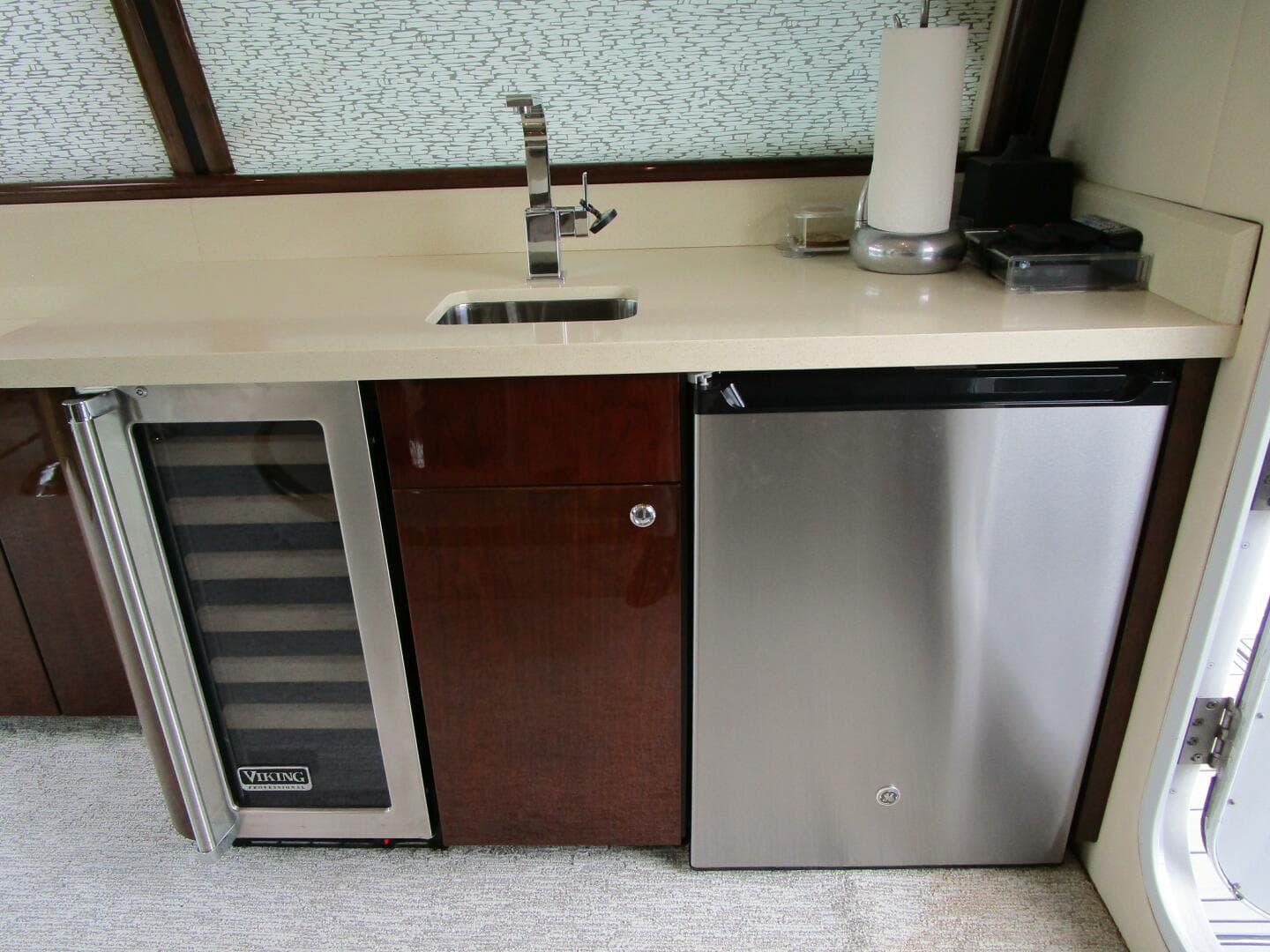 2005 Neptunus Enclosed Skylounge — photo 25