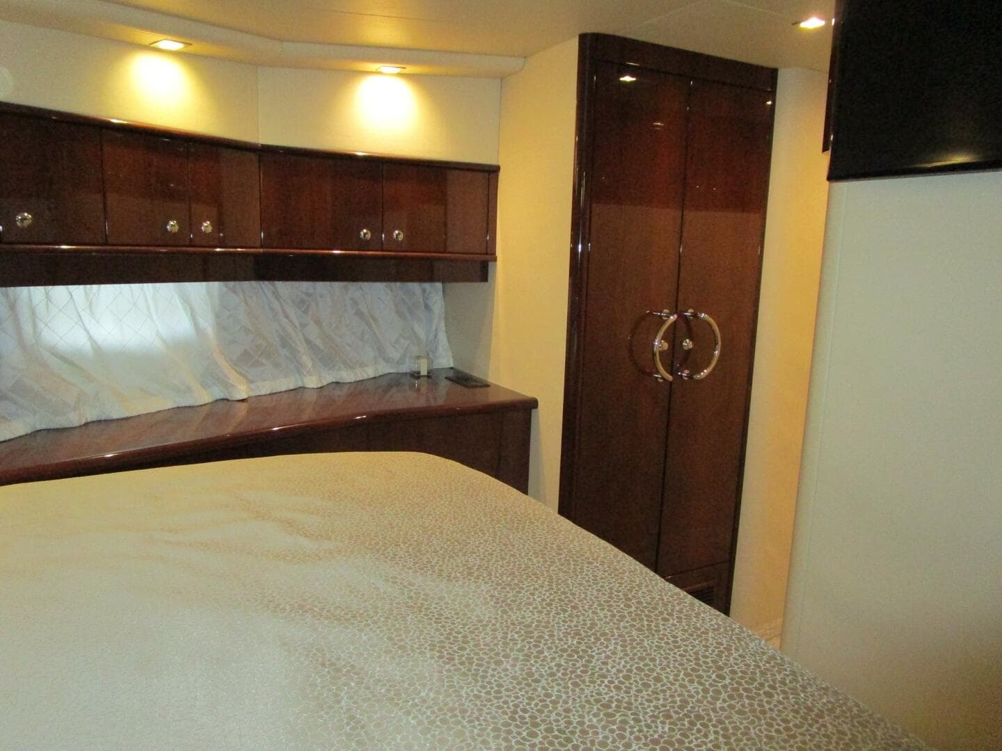 2005 Neptunus Enclosed Skylounge — photo 38