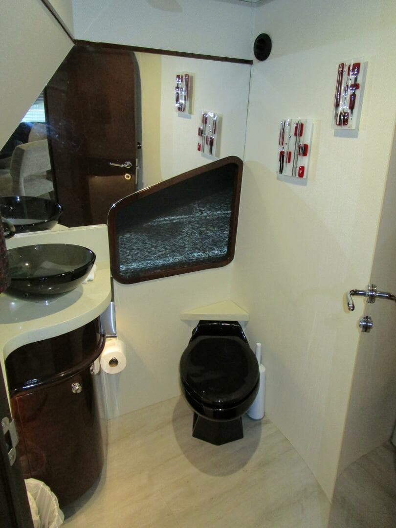 2005 Neptunus Enclosed Skylounge — photo 8