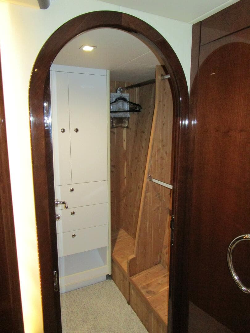 2005 Neptunus Enclosed Skylounge — photo 53