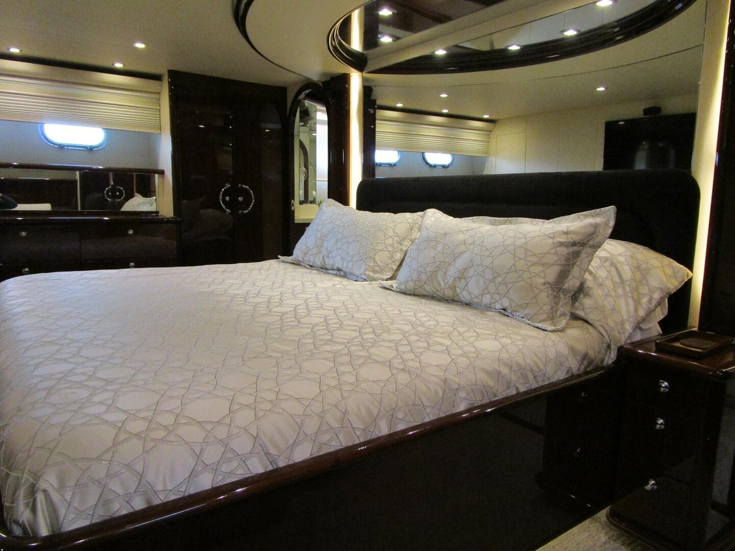 2005 Neptunus Enclosed Skylounge — photo 49