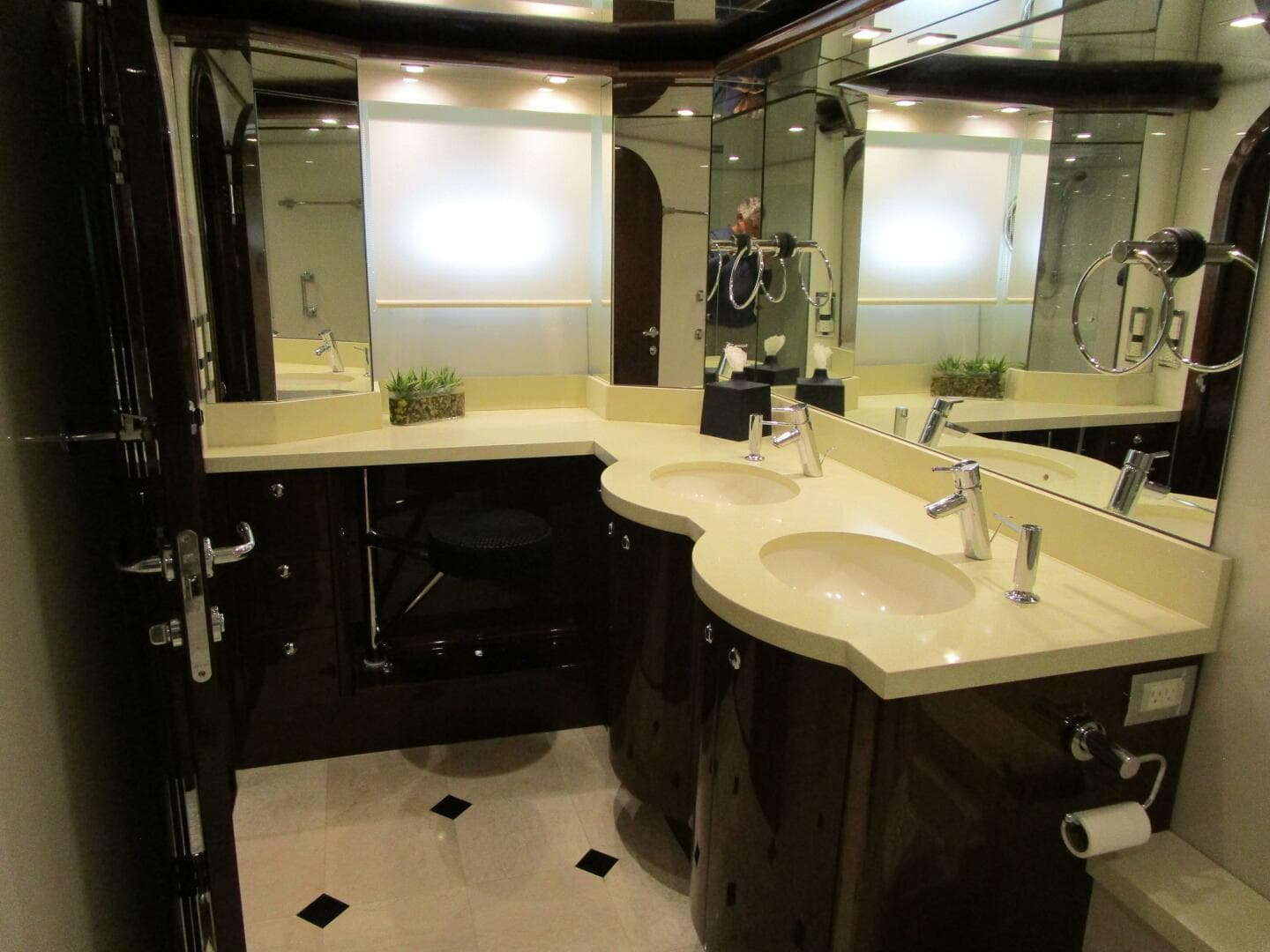 2005 Neptunus Enclosed Skylounge — photo 54