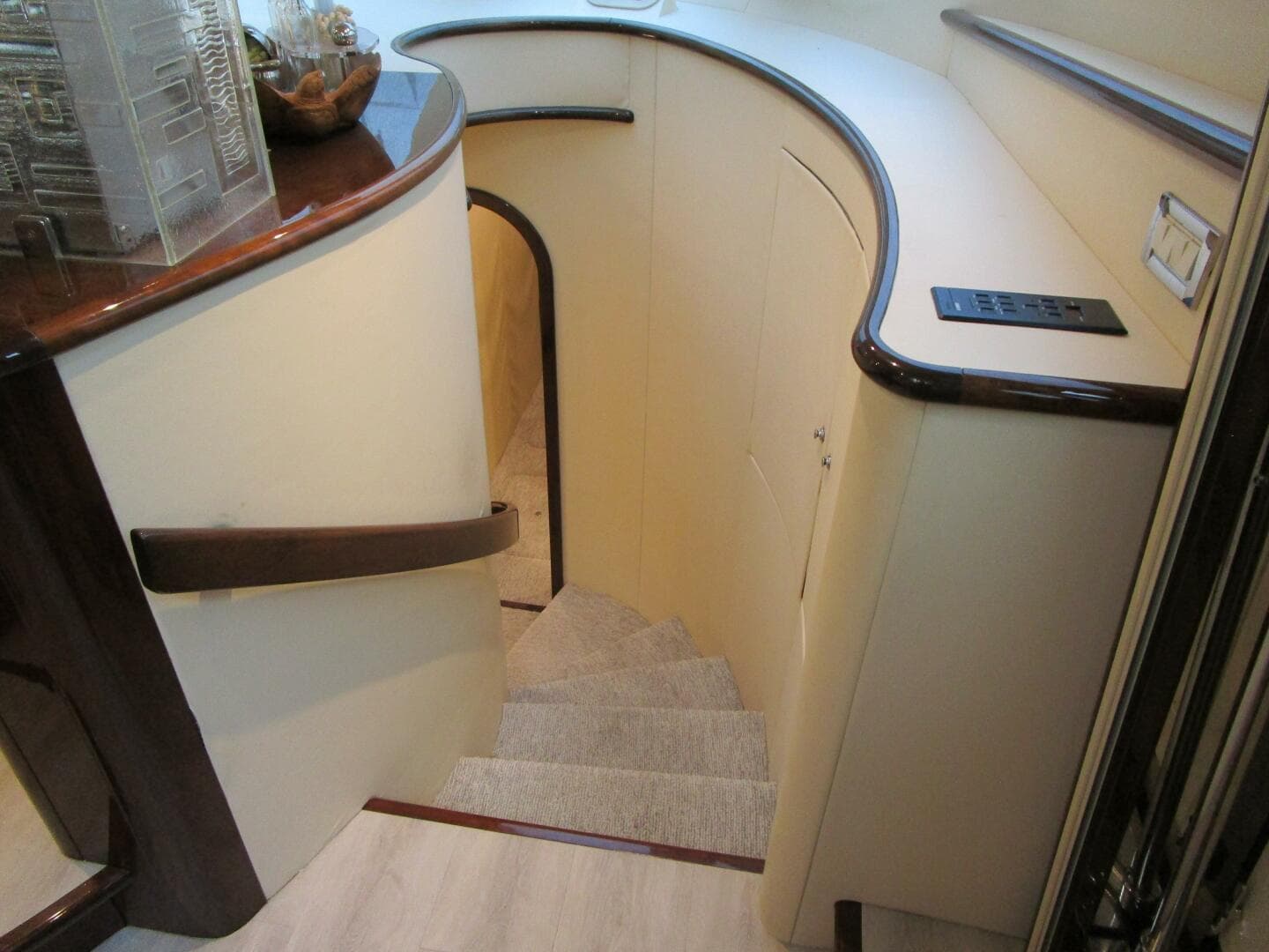 2005 Neptunus Enclosed Skylounge — photo 33