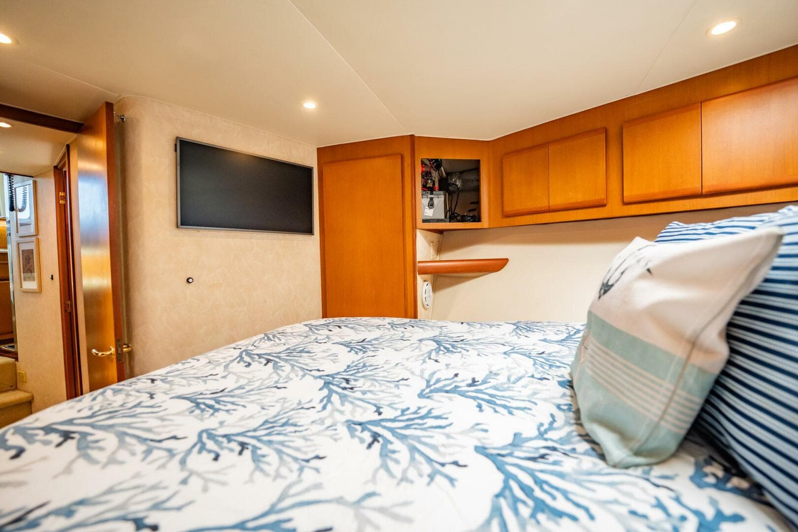 2001 Post 42 Convertible — photo 25