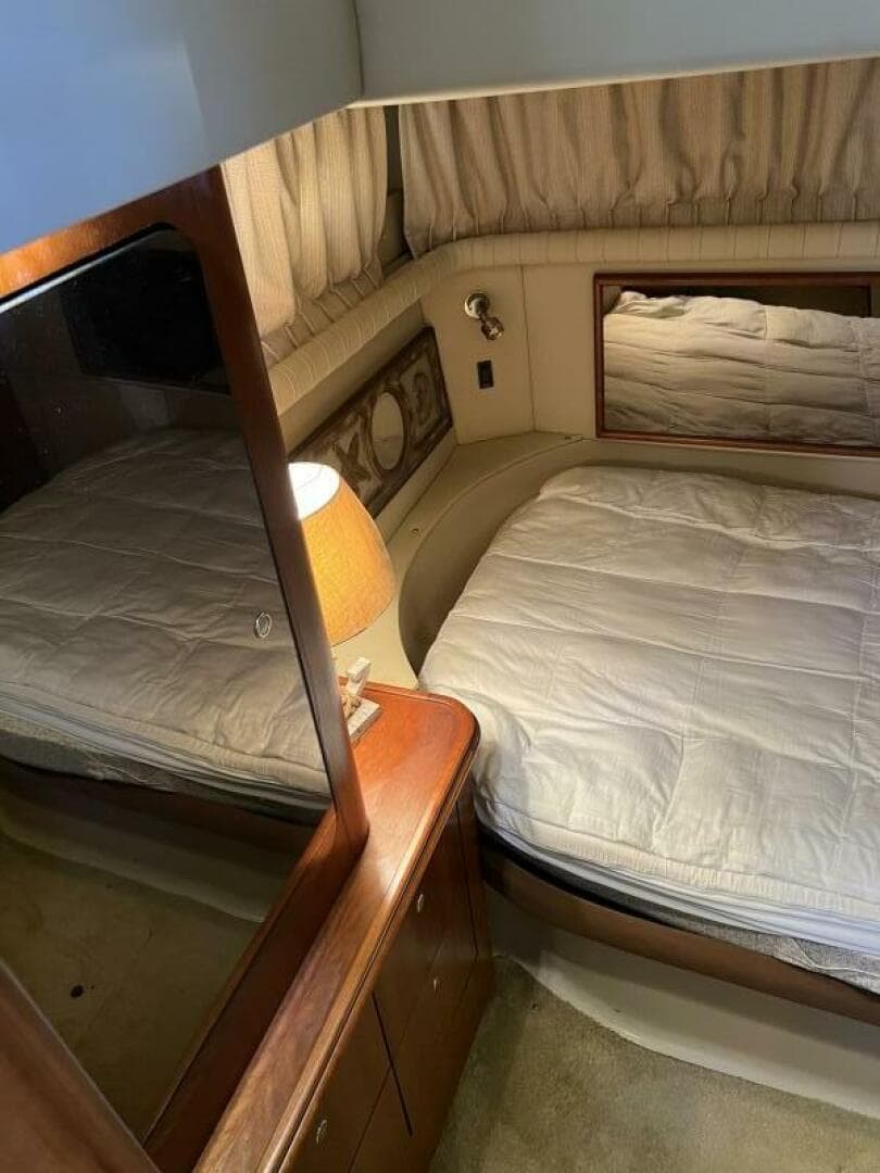 2004 Cruisers Yachts — photo 24