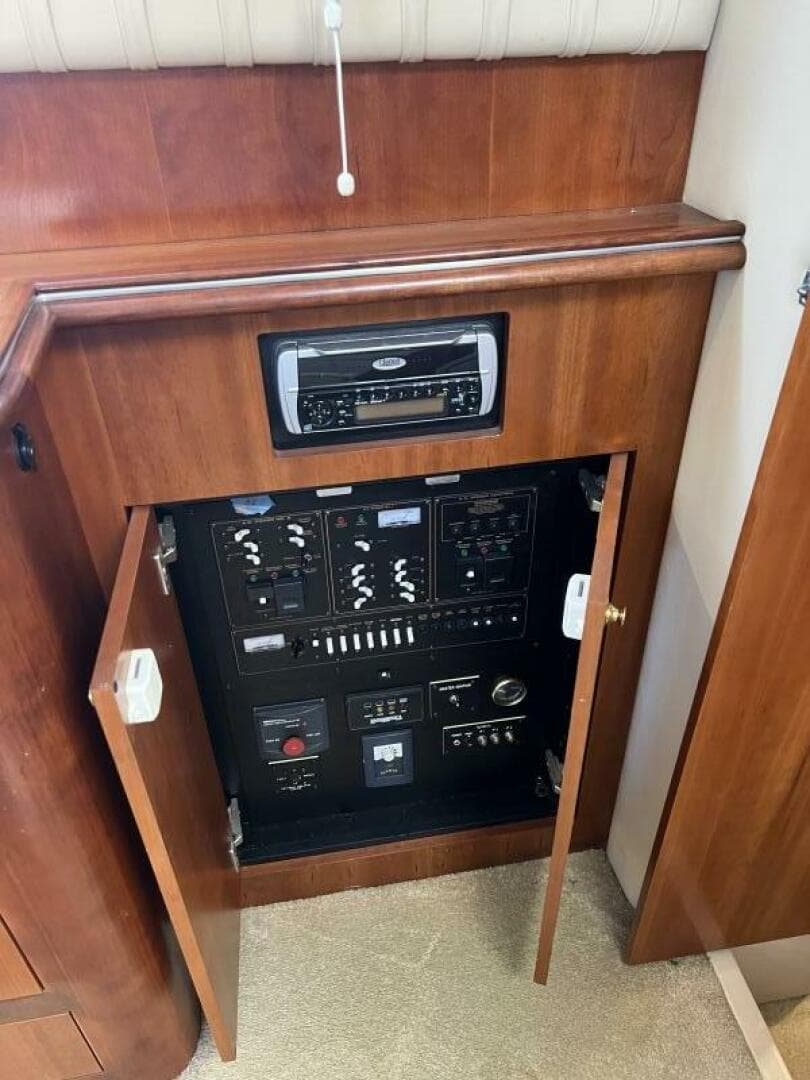 2004 Cruisers Yachts — photo 27