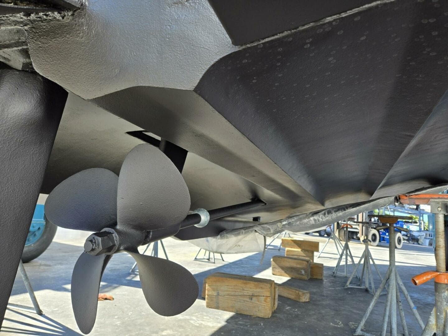 2004 Cruisers Yachts — photo 42