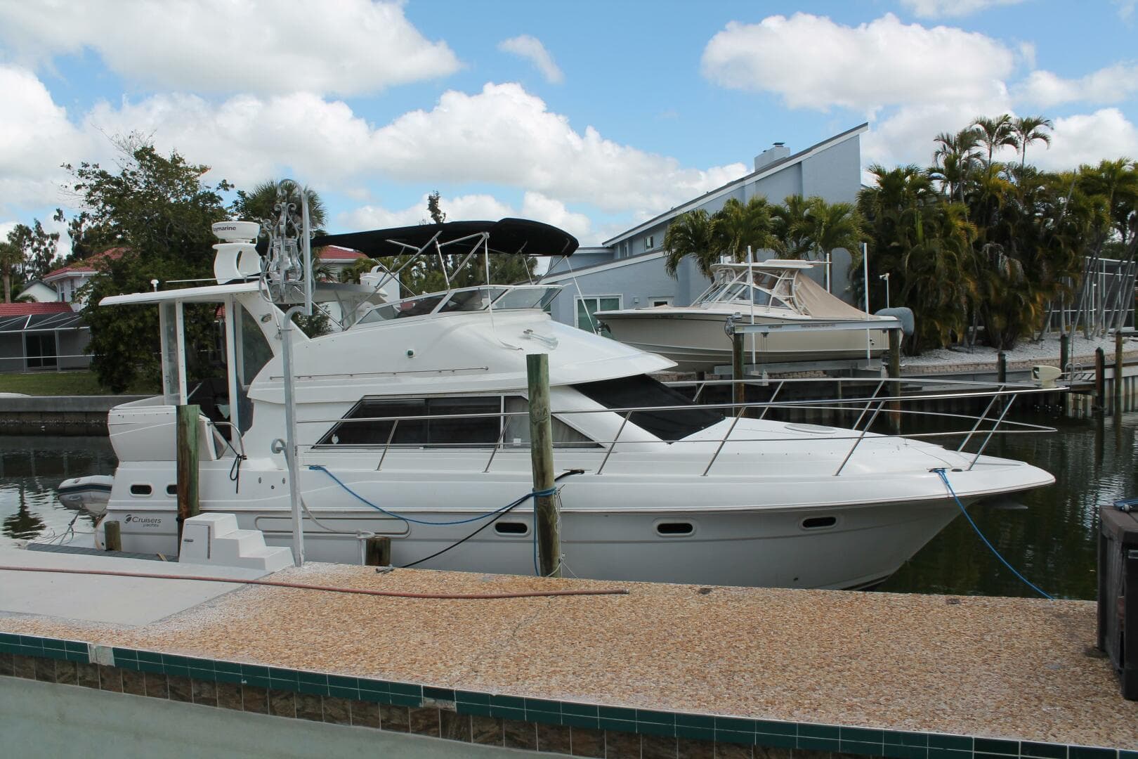2004 Cruisers Yachts — photo 2