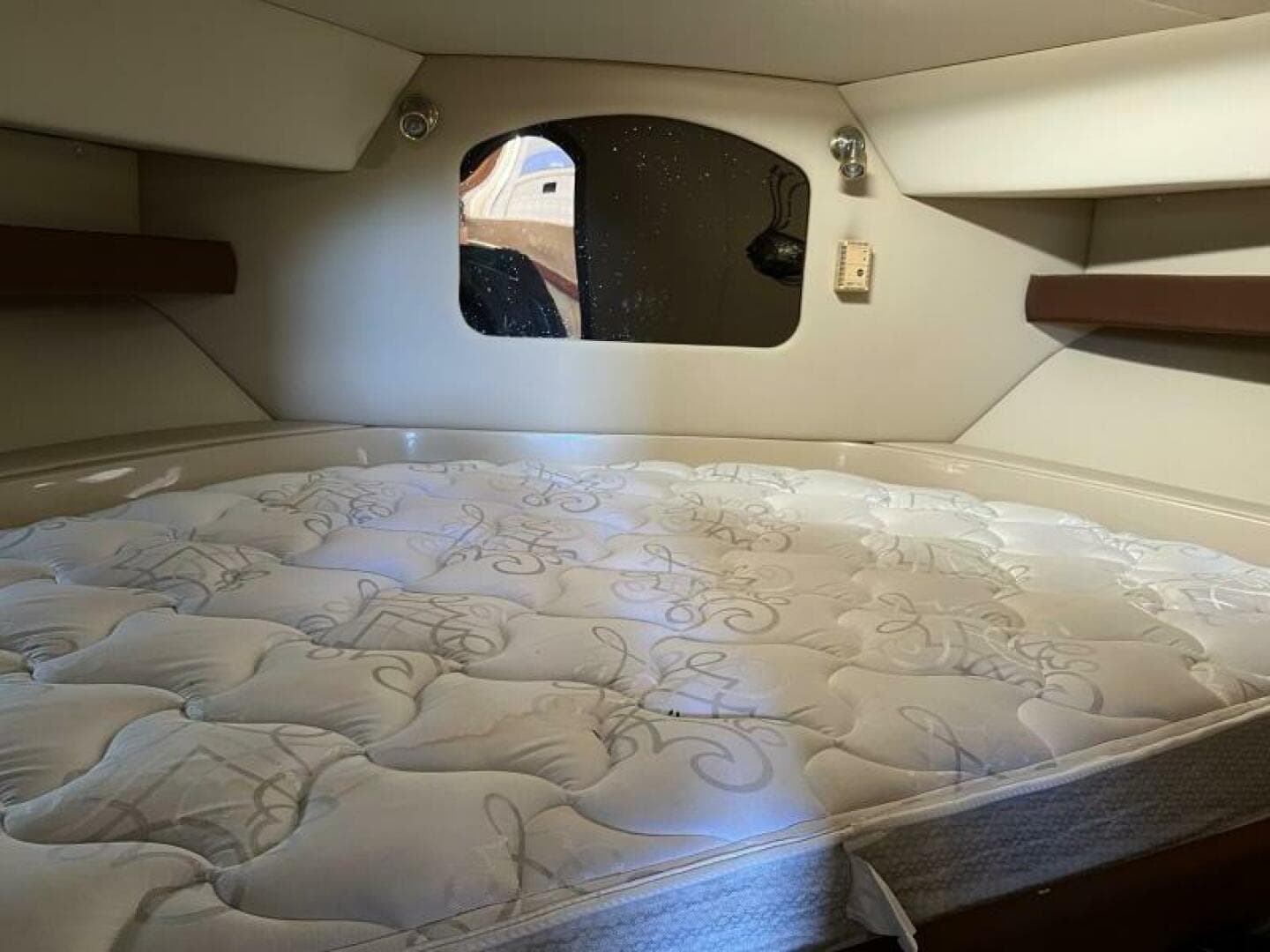 2004 Cruisers Yachts — photo 17