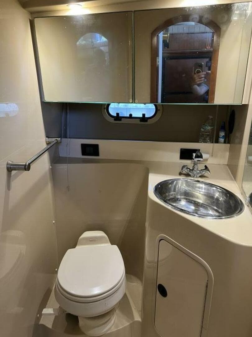 2004 Cruisers Yachts — photo 19