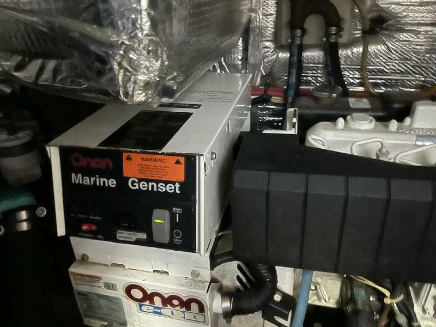 2004 Cruisers Yachts — photo 34