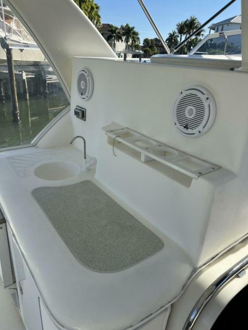 2004 Cruisers Yachts — photo 12