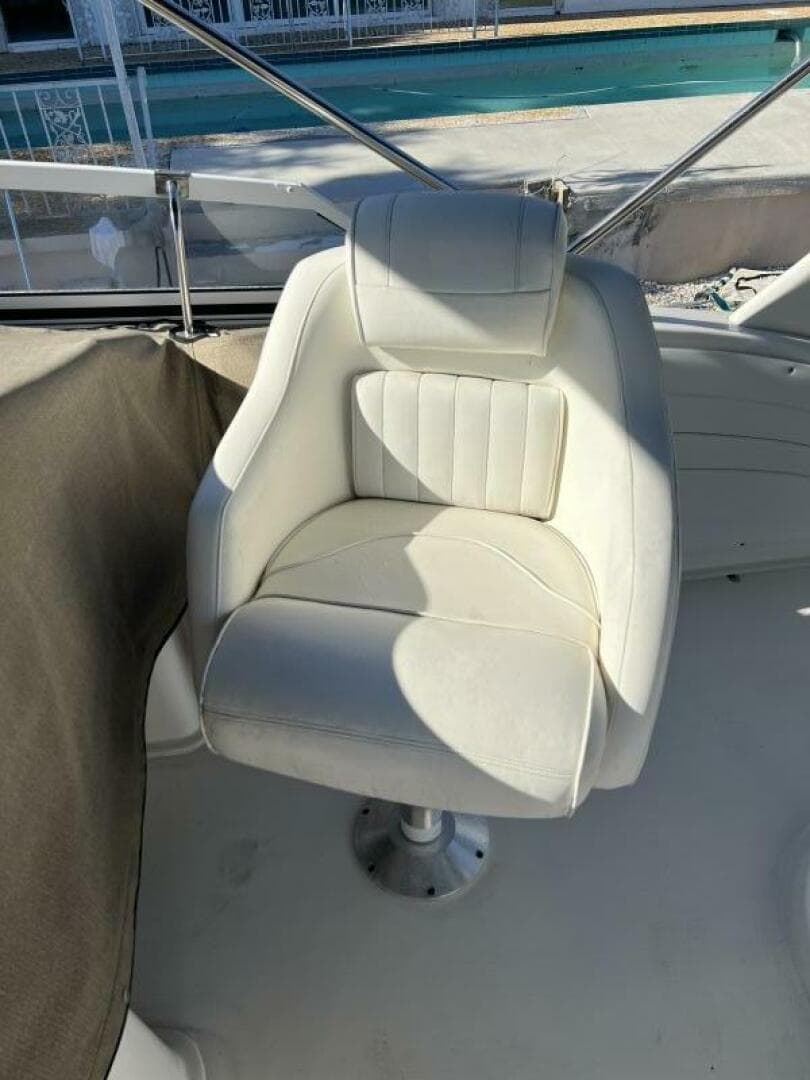 2004 Cruisers Yachts — photo 10