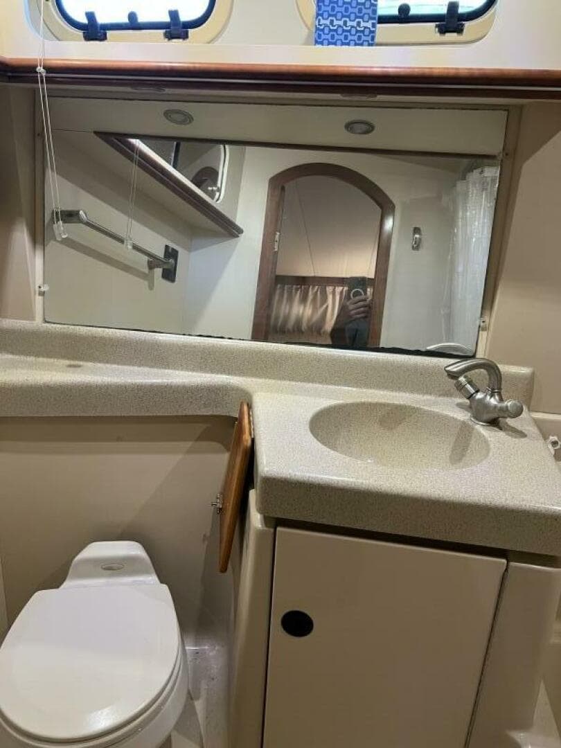 2004 Cruisers Yachts — photo 29