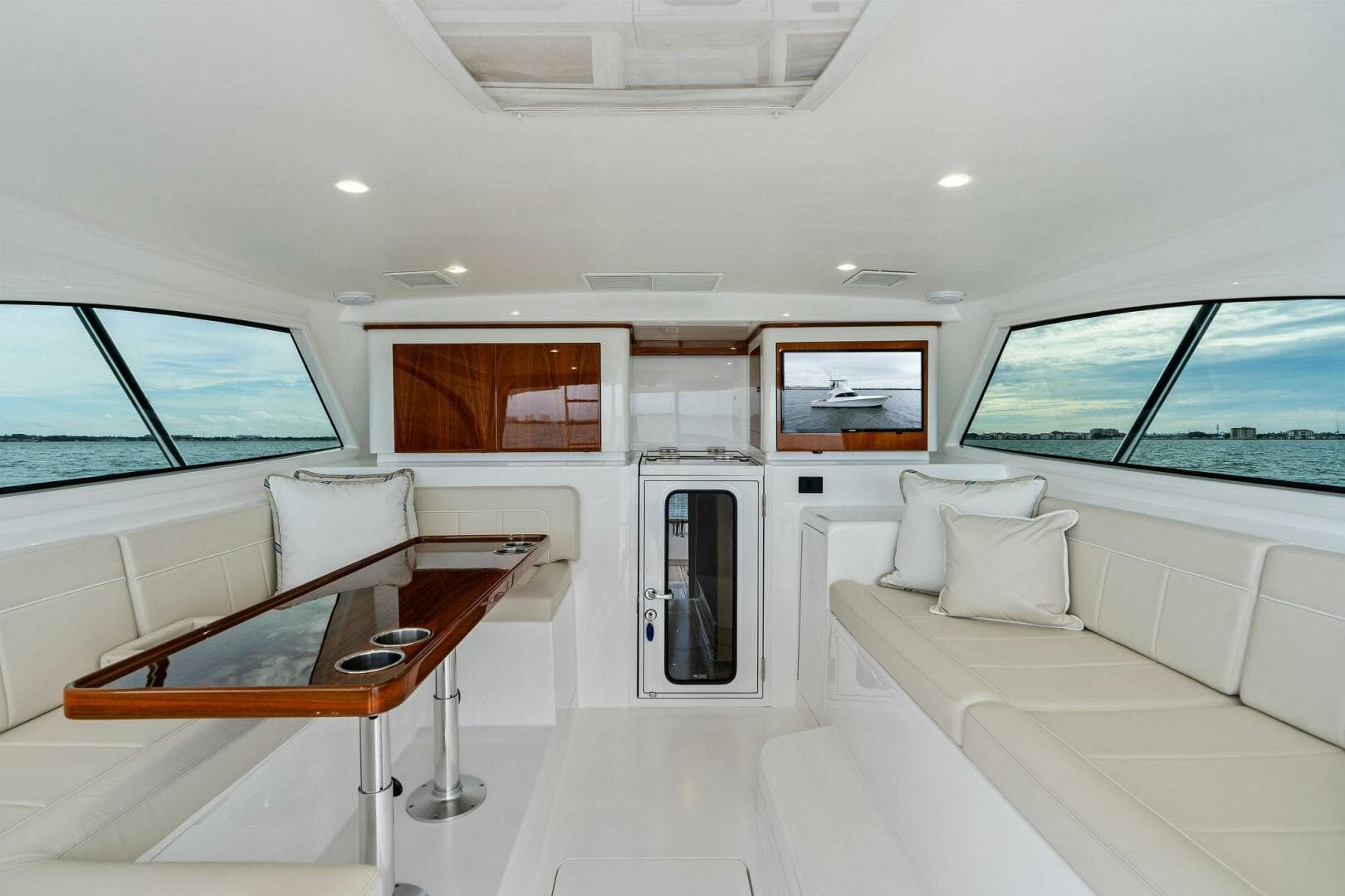 2021 Viking 46 Billfish — photo 6