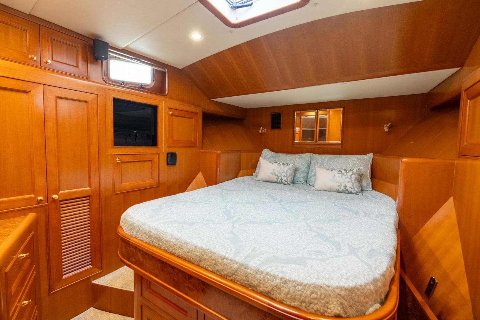 2005 Offshore Yachts Pilothouse — photo 15