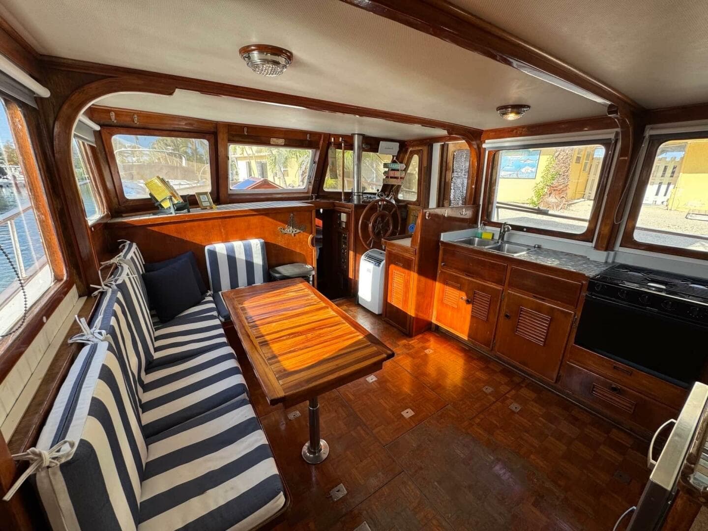 1977 Marine Trader 40 Double Cabin — photo 16