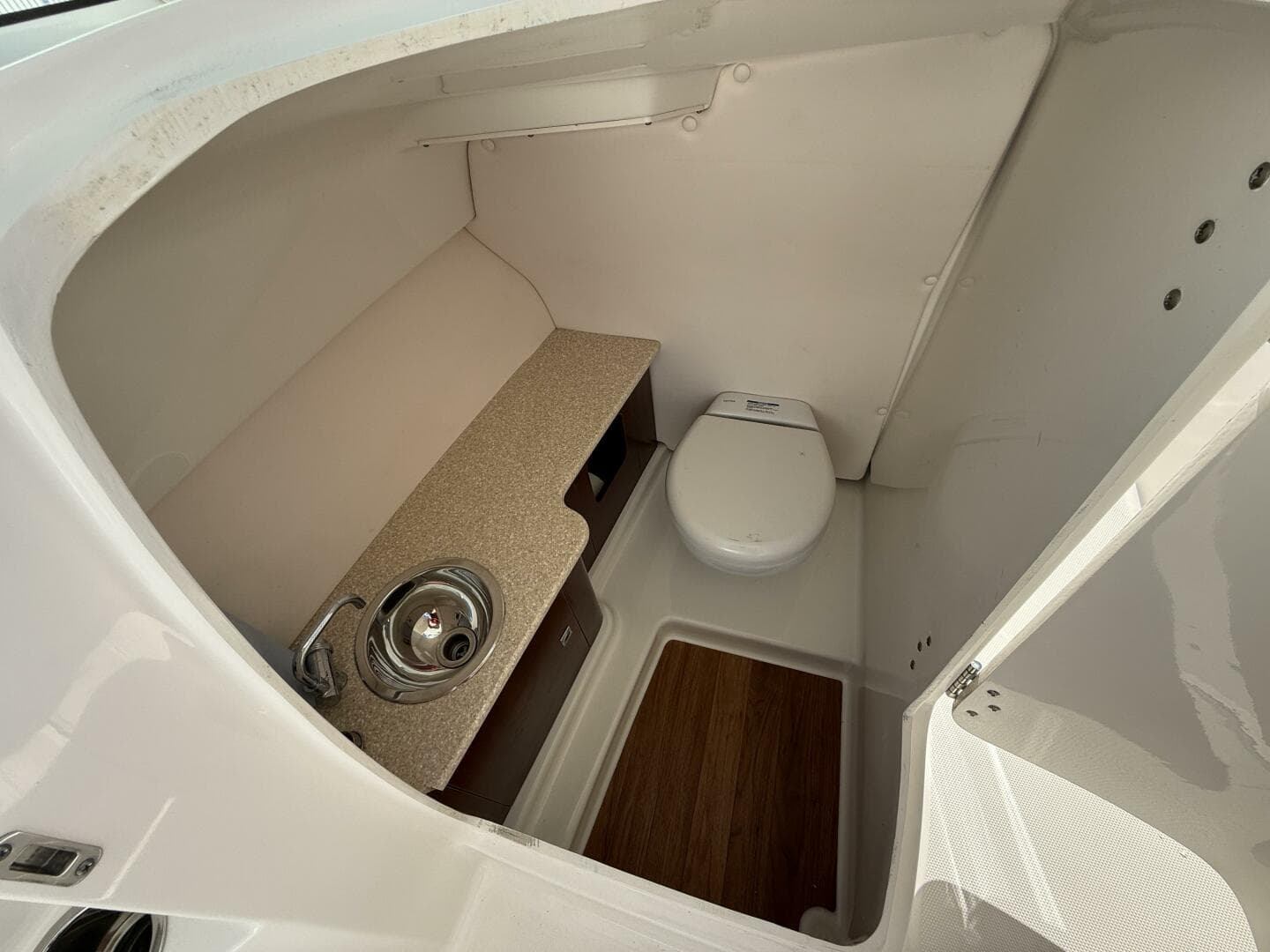 2018 Robalo — photo 9